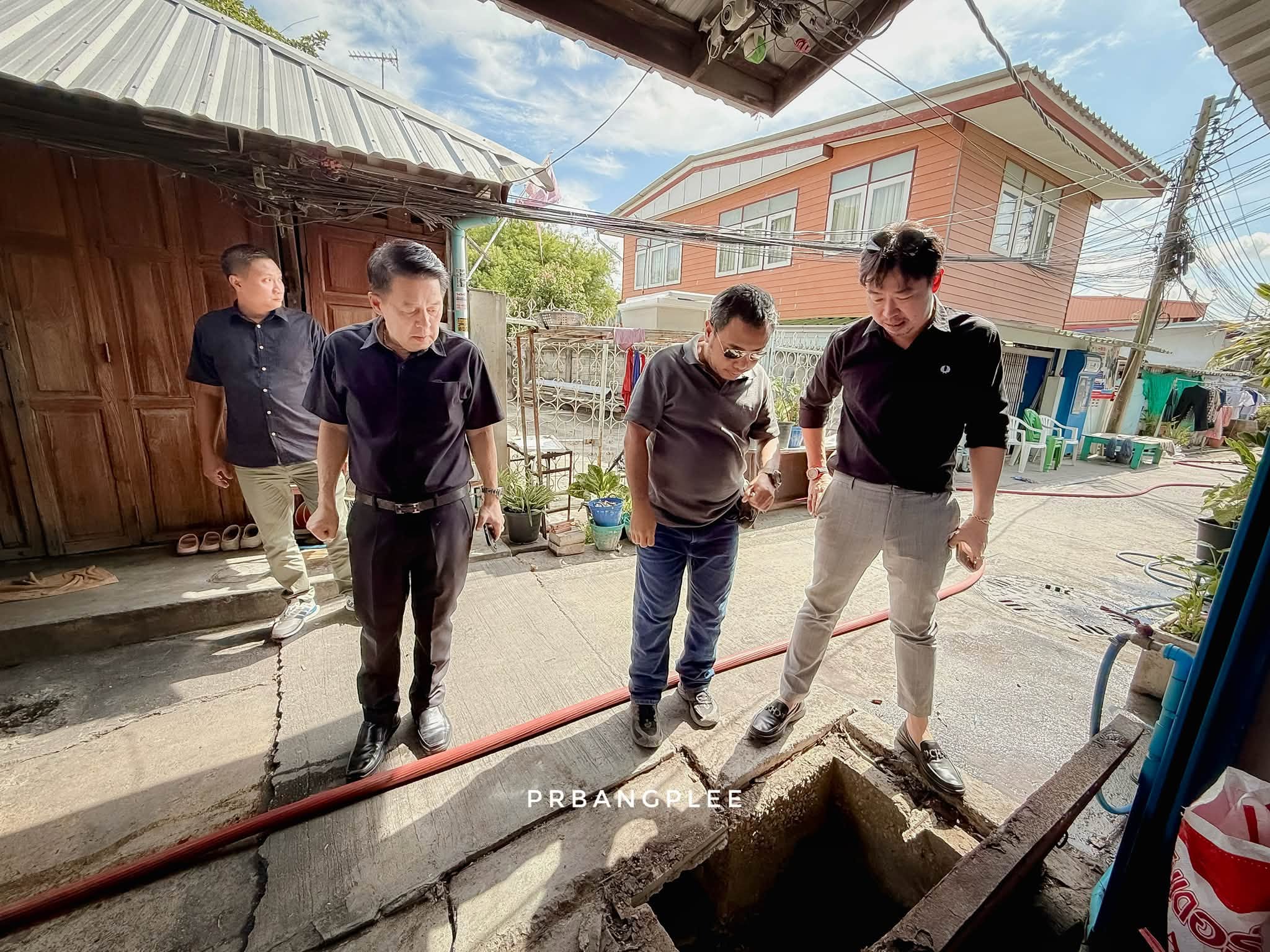 แก้ไขปัญหาท่อระบายน้ำตัน ขุดลอกท่อ บริเวณตลาดโบราณบางพลี ชุมชนหลวงพ่อโต